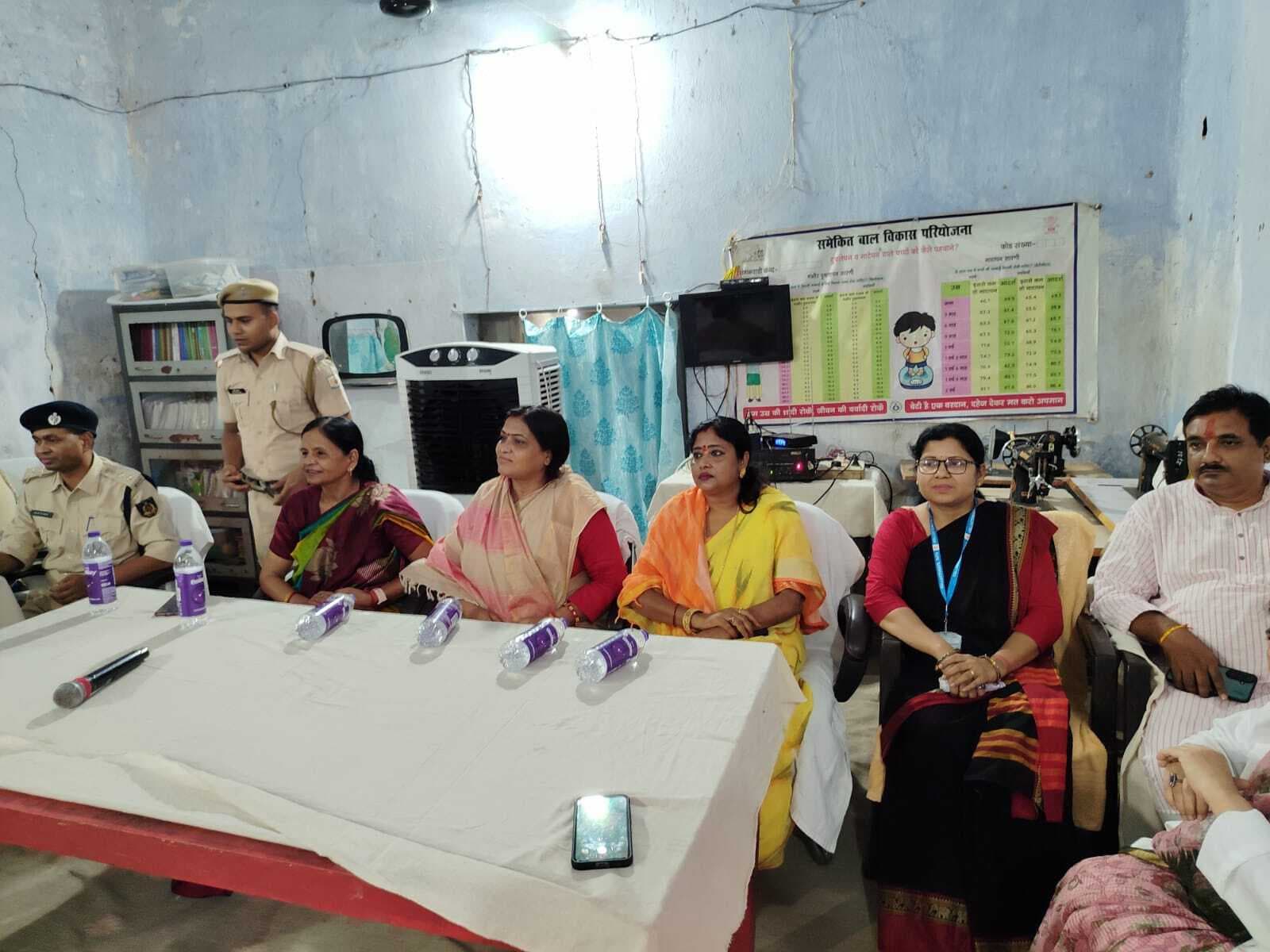 महिला कैदियों से मिलकर जेल का लिया फीडबैक