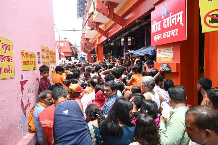 Deoghar News : सावन से पहले स्पर्श पूजा के लिए बाबा मंदिर में उमड़ रहे भक्त
