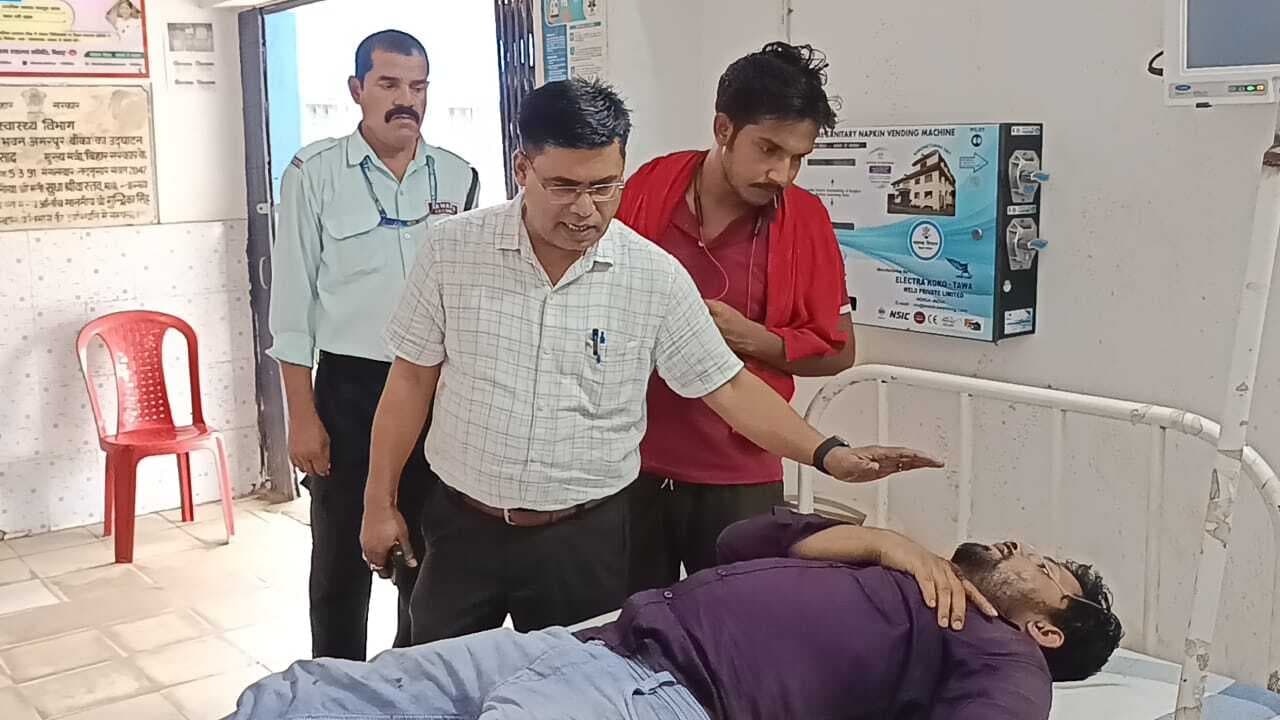 दो बाइक की टक्कर में चालक जख्मी, रेफर