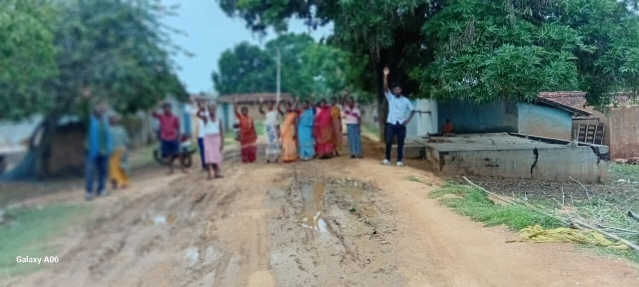 ग्रामीणों ने जर्जर सड़क निर्माण करने की मांग को लेकर किया प्रदर्शन