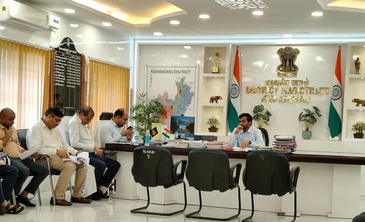 विकास कार्यों की डीएम ने की समीक्षा