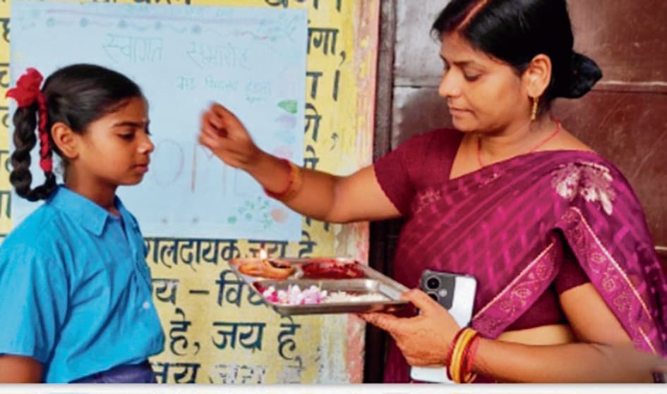 Begusarai News : स्कूल पहुंचने पर शिक्षक-शिक्षिकाओं ने बच्चों का गर्मजोशी से किया स्वागत