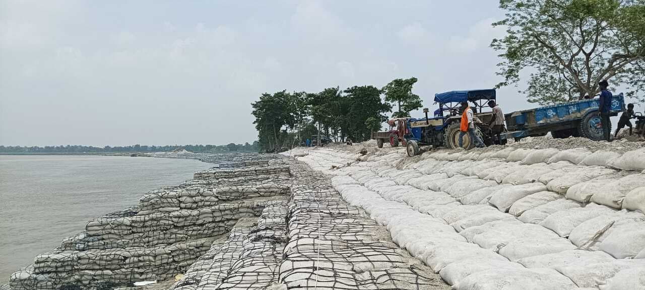 संभावित बाढ़ के खतरो से निबटने के लिए कमजोर स्थलों पर जारी है फ्लड फाईटिंग कार्य