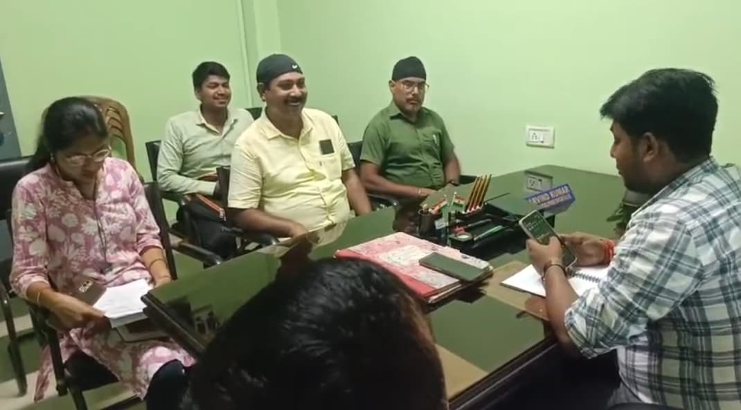 पीएचईडी जेई को पेयजल समस्या दुरुस्त करने का बीडीओ ने दिया निर्देश