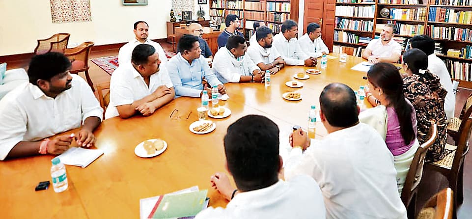 Chaibasa News : विधायक सोनाराम सिंकु ने कांग्रेस की बैठक में रखी आदिवासी समाज की समस्याएं