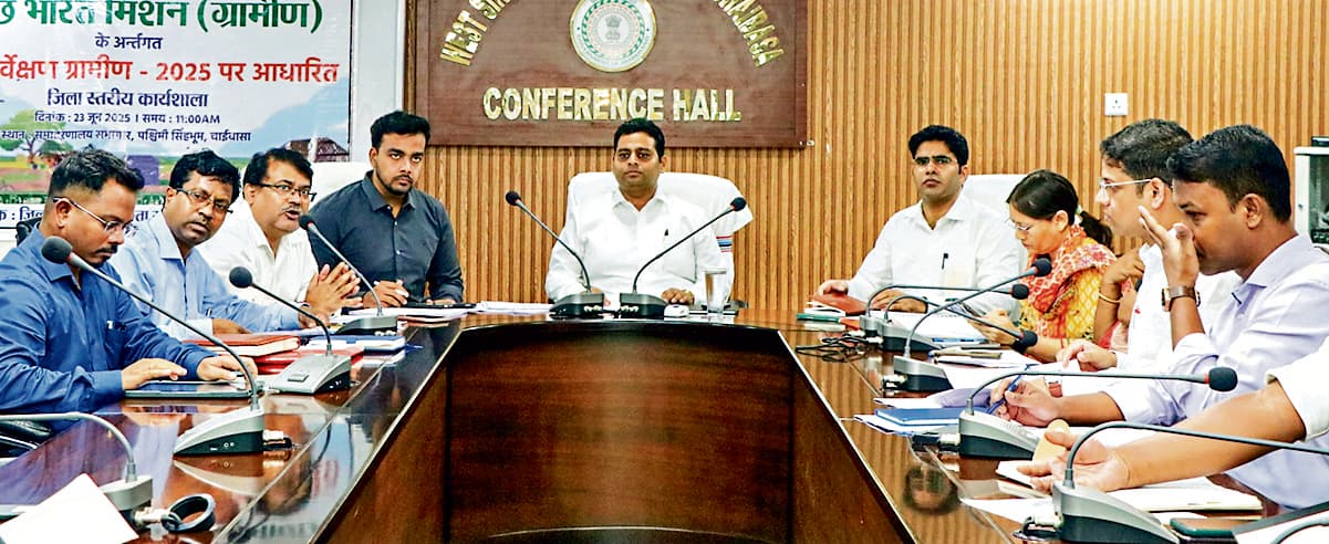 Chaibasa News : जिले की लंबित जलापूर्ति योजनाओं को शीघ्र पूरा करें : डीसी