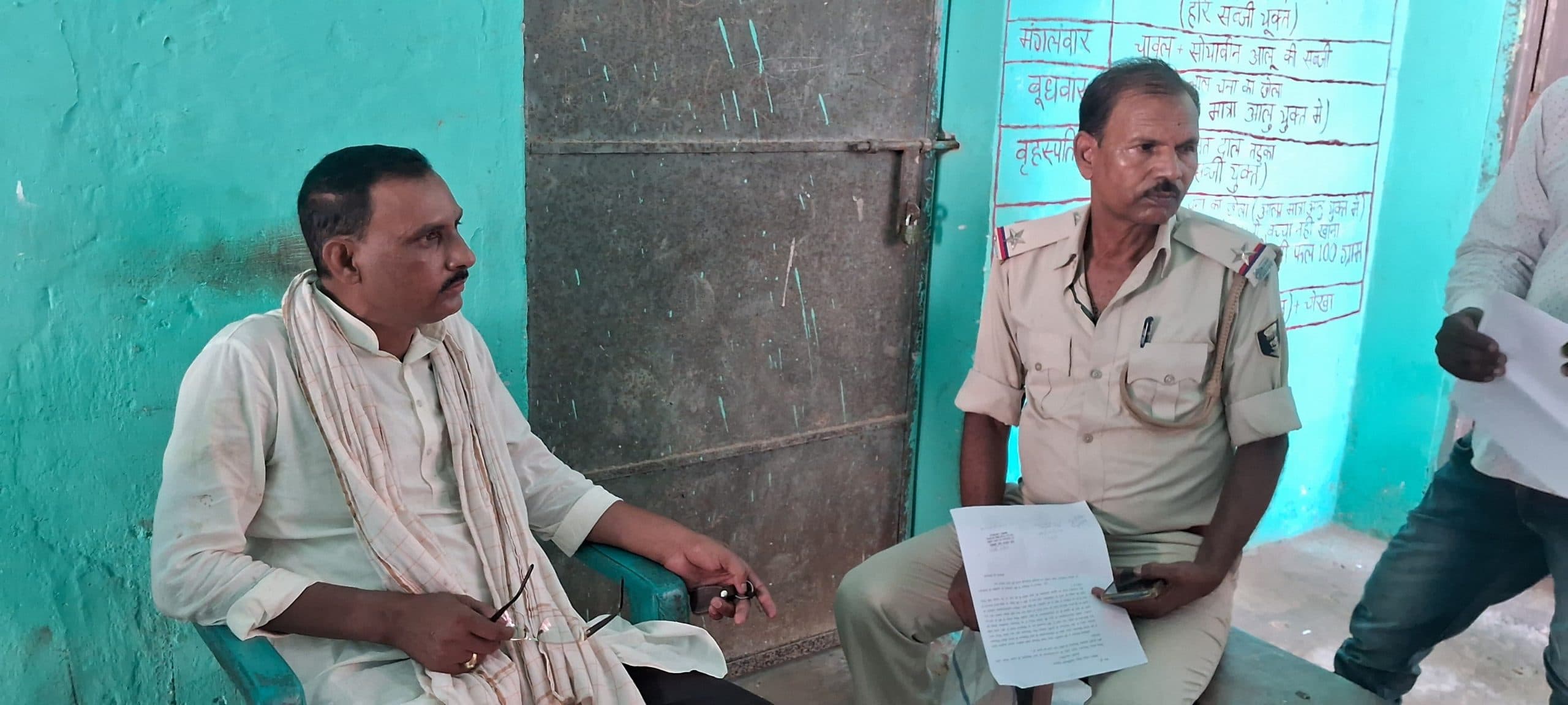 नशे में धूत शिक्षक प्रभार आदान-प्रदान को लेकर आपस में उलझे, सूचना पर पहुंची पुलिस