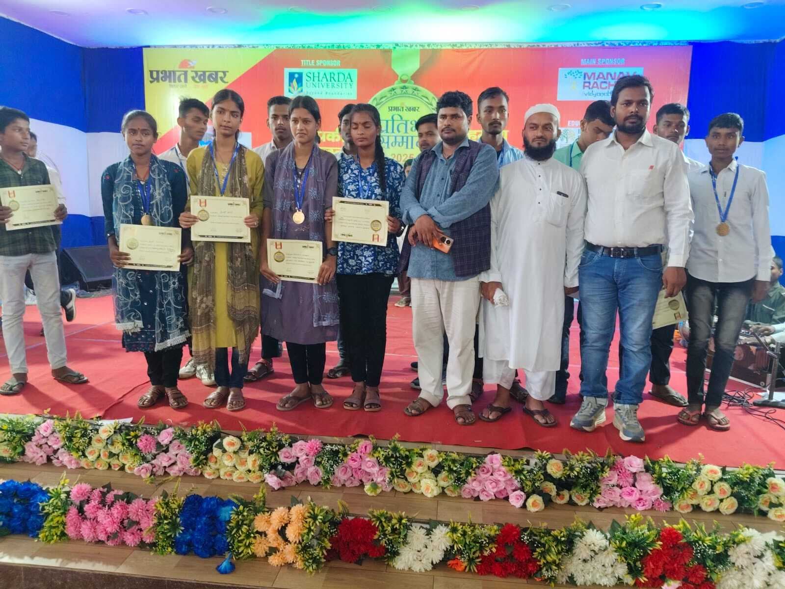 कोसी नदी पार कर बेलदौर से समारोह में पहुंचे प्रतिभावान छात्र-छात्राऐ एवं अभिवावक सम्मान पाकर हुऐ गदगद