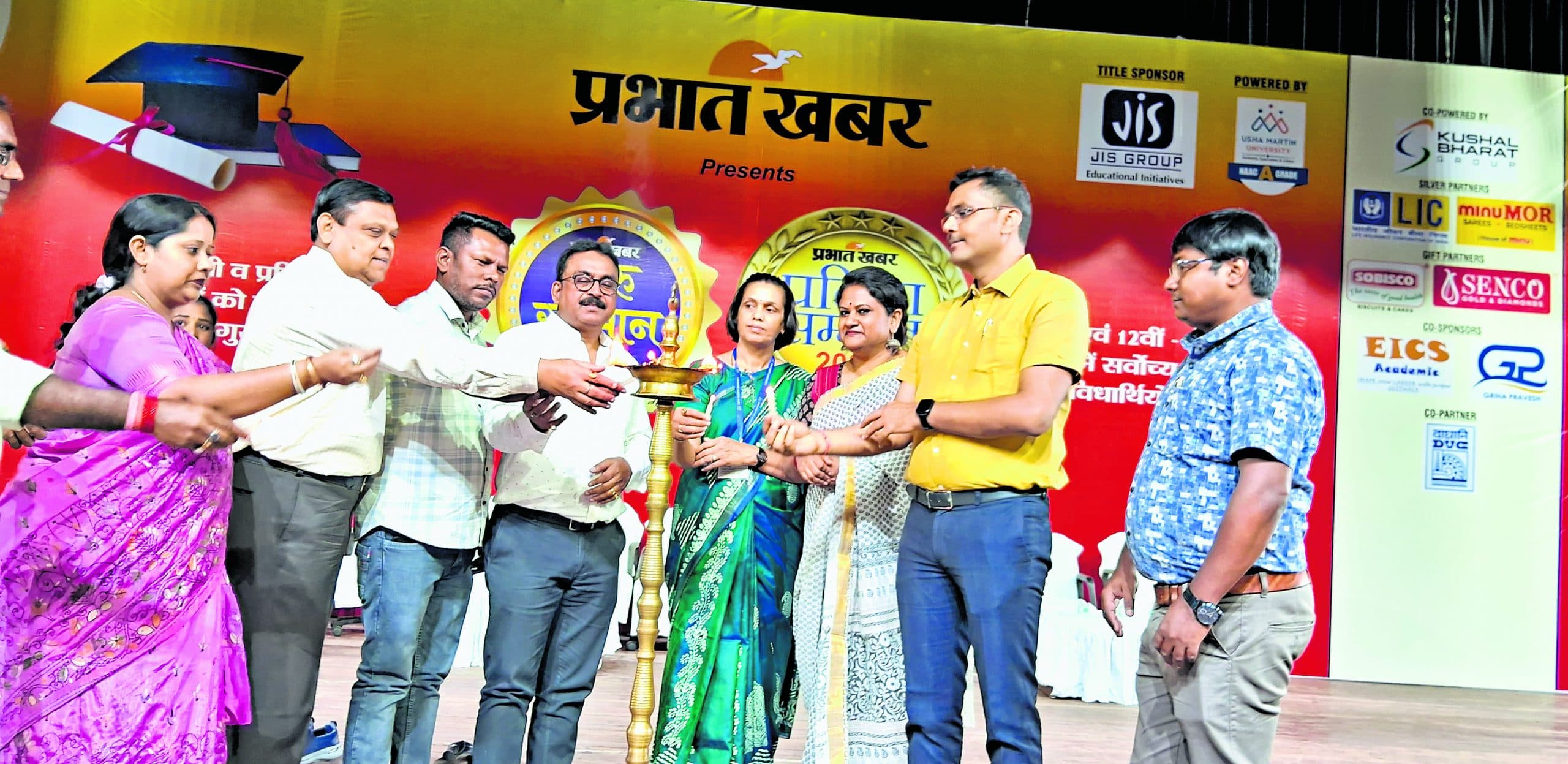 दुर्गापुर: प्रभात खबर प्रतिभा सम्मान पाकर गदगद दिखे स्कूल टॉपर्स