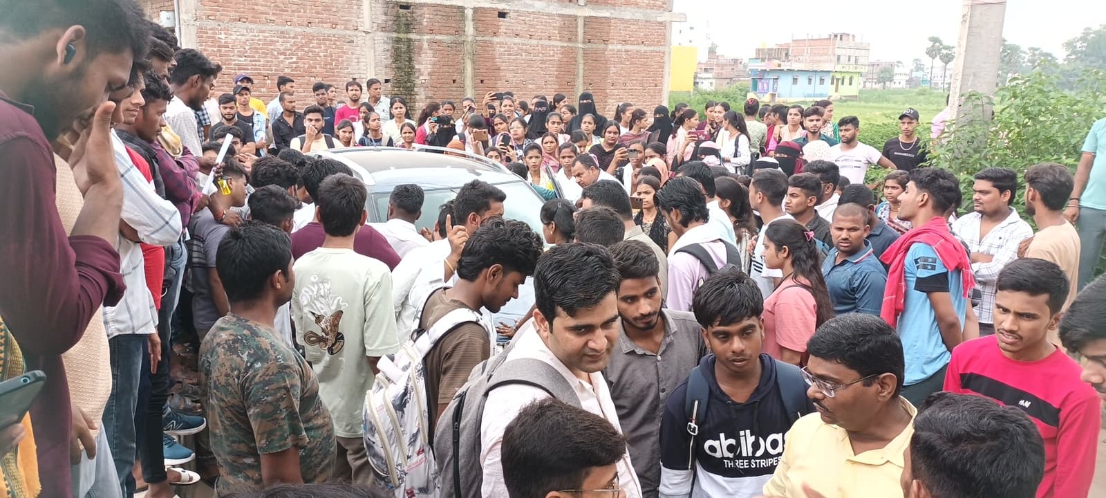 नामांकन फी बढ़ोतरी के खिलाफ छात्रों ने केएलएस कॉलेज में की तालाबंदी, प्रदर्शन