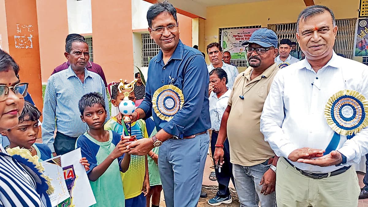 Seraikela Kharsawan News : राजनगर में सुब्रतो कप फुटबॉल प्रतियोगिता का शुभारंभ