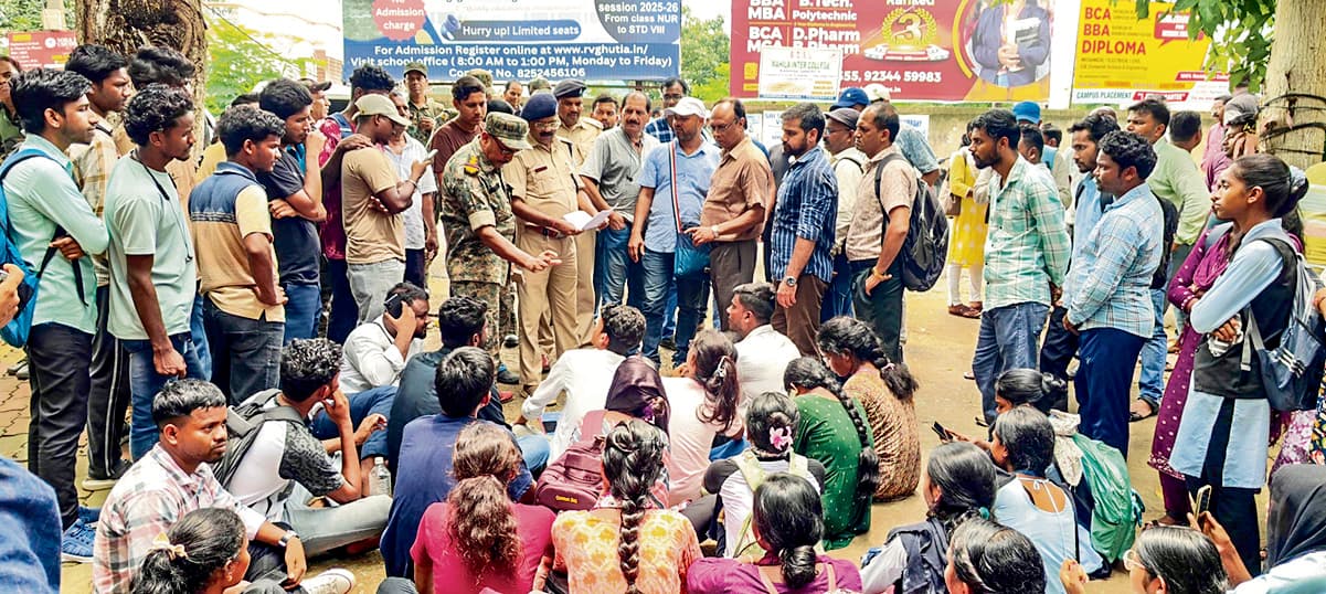 East Singhbhum News : हिंदी में मिले अंक में गड़बड़ी का आरोप, छात्रों ने पांच घंटे कॉलेज घेट घेरा