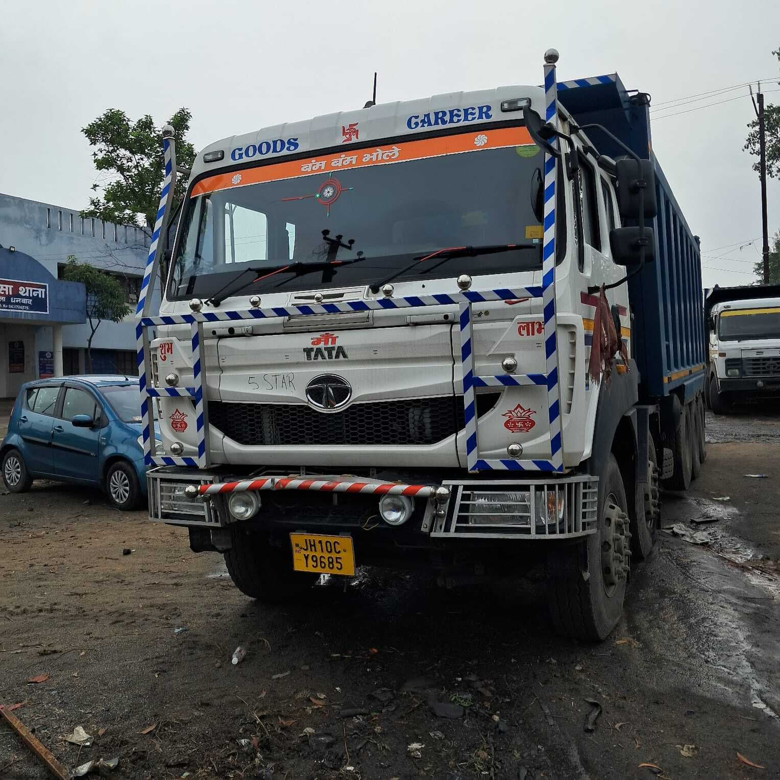 Dhanbad News : अवैध बालू लदे तीन हाइवा जब्त, किसी में नंबर नहीं है अंकित