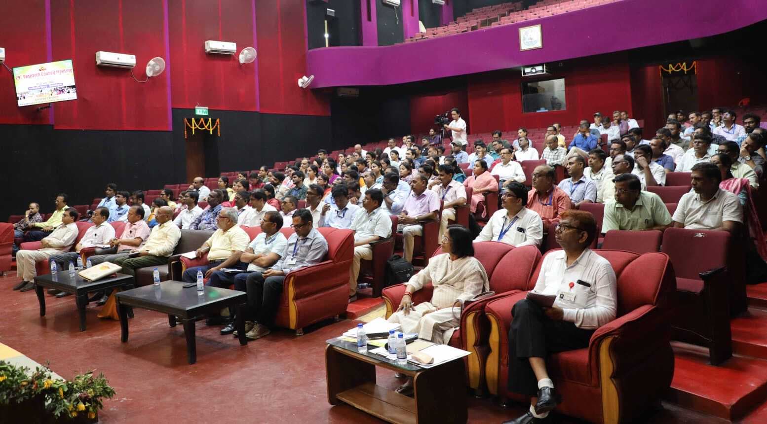 Bhagalpur News: अपने अनुसंधान को प्रयोगशाला से खेतों तक पहुंचाने की ठोस रणनीति अपनाएं : निदेशक अनुसंधान