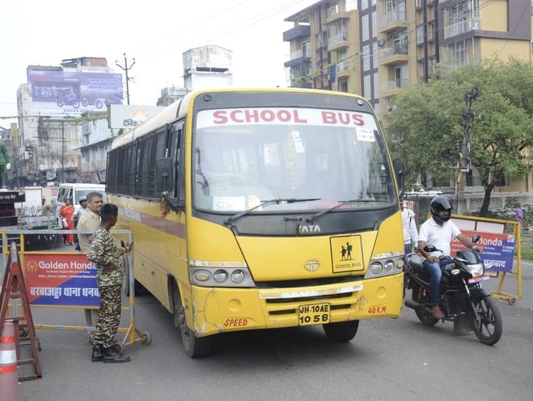 Dhanbad News : बरमसिया फ्लाइओवर की गार्डवाल की मरम्मत का काम ठप, बैंकमोड़ फ्लाईओवर पर जाम