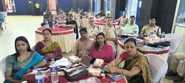 Giridih News: बेटी बचाओ बेटी पढ़ाओ अभियान के तहत प्रशिक्षण कार्यक्रम