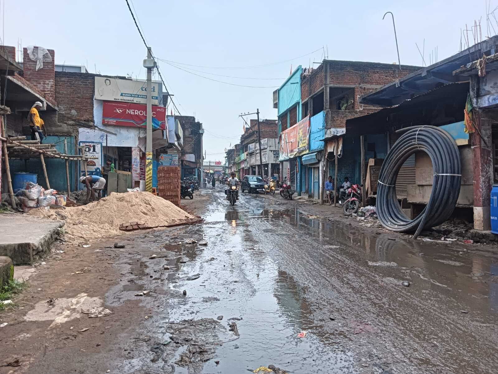 Giridih News: कीचड़ में तब्दील हुई माल्डा बाजार की सड़क, भारी परेशानी का सामना कर रहे हैं लोग