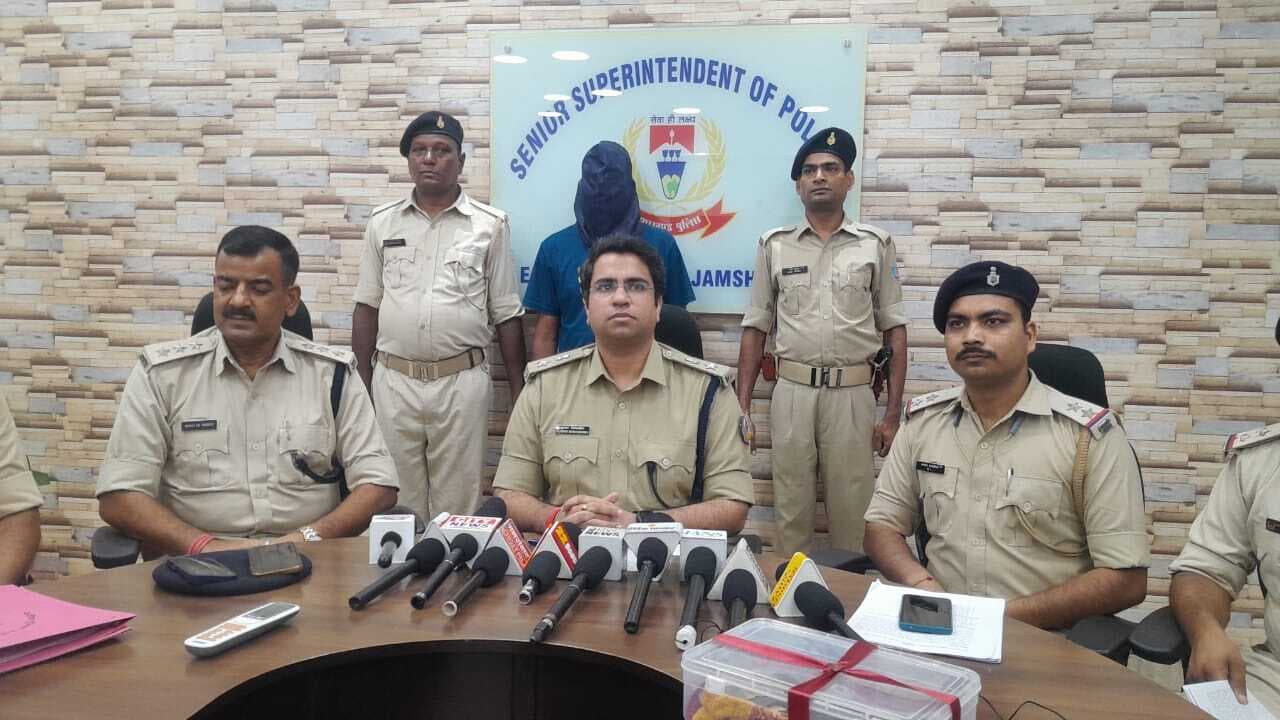 Jamshedpur News : कदमा : पिस्तौल दिखाकर लोगों को डराने वाला युवक गिरफ्तार, दो हथियार बरामद