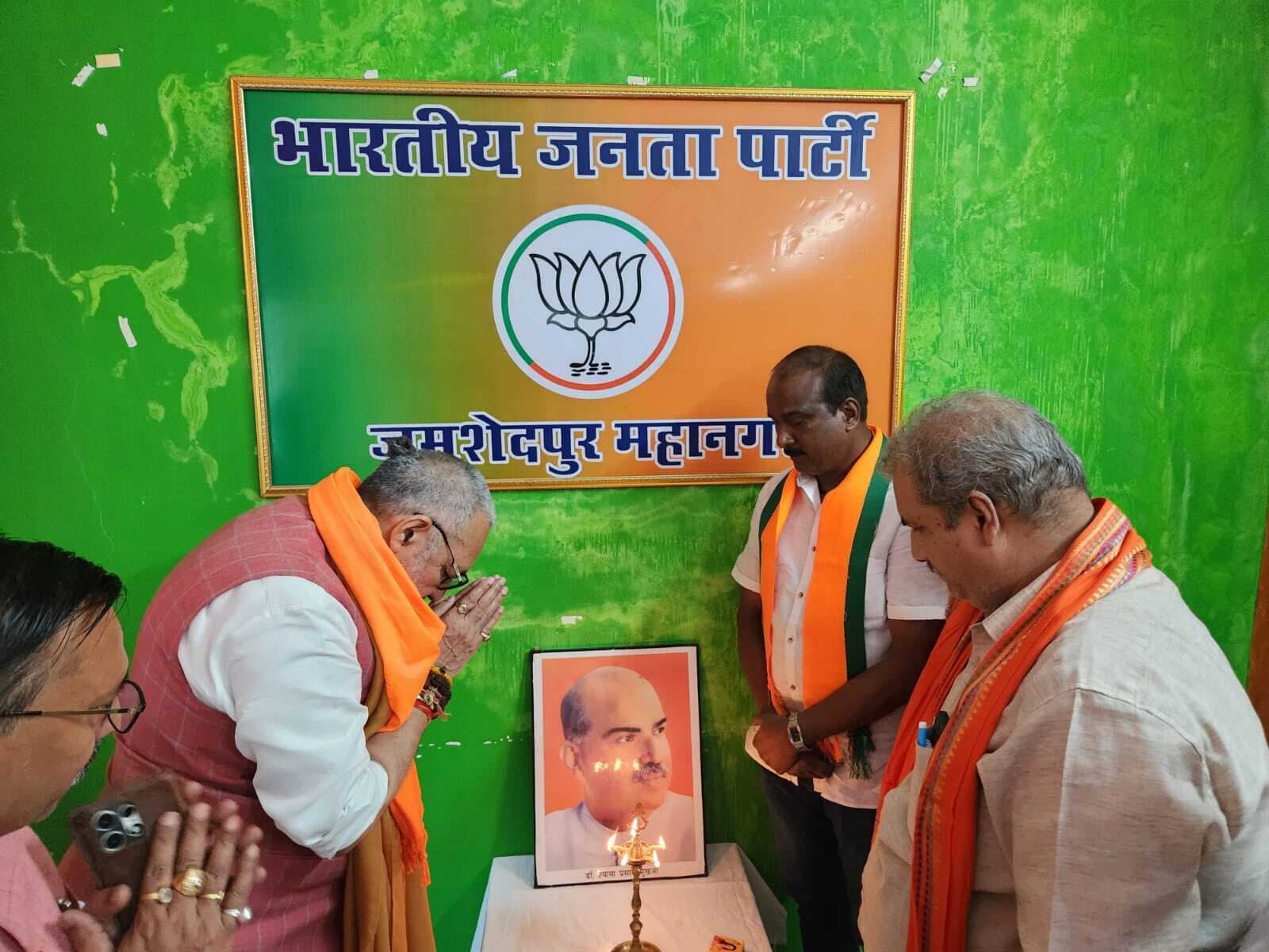 Jamshedpur News : भाजपा कार्यालय में बलिदान दिवस में शामिल होने पहुंचे गिरिराज सिंह, न फूल था, न कार्यकर्ता, भड़के