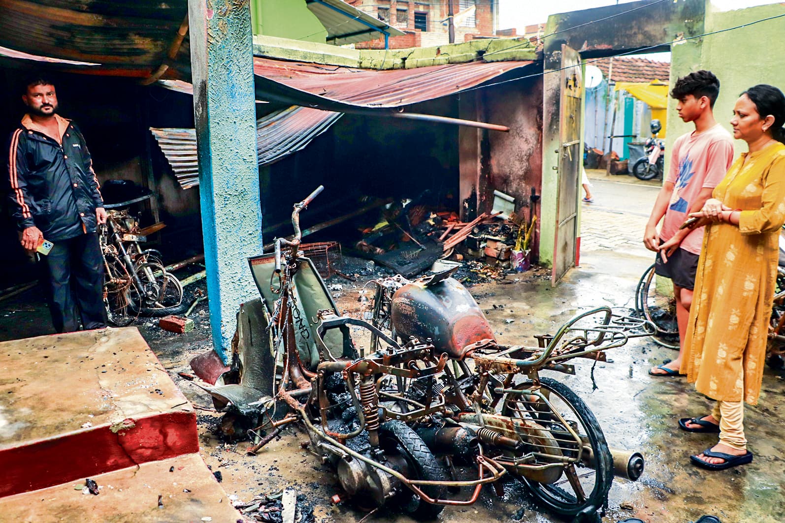 Jamshedpur News : सिदगोड़ा : घर में सो रहा था परिवार, अचानक उठने लगी आग की लपटें...