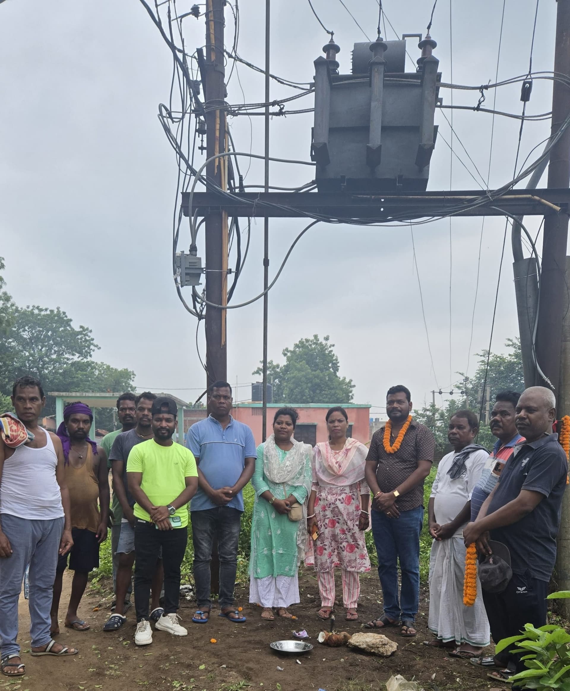 Jamshedpur News : सोमायझोपड़ी में लगा नया ट्रांसफॉर्मर, लोगों ने ली राहत की सांस