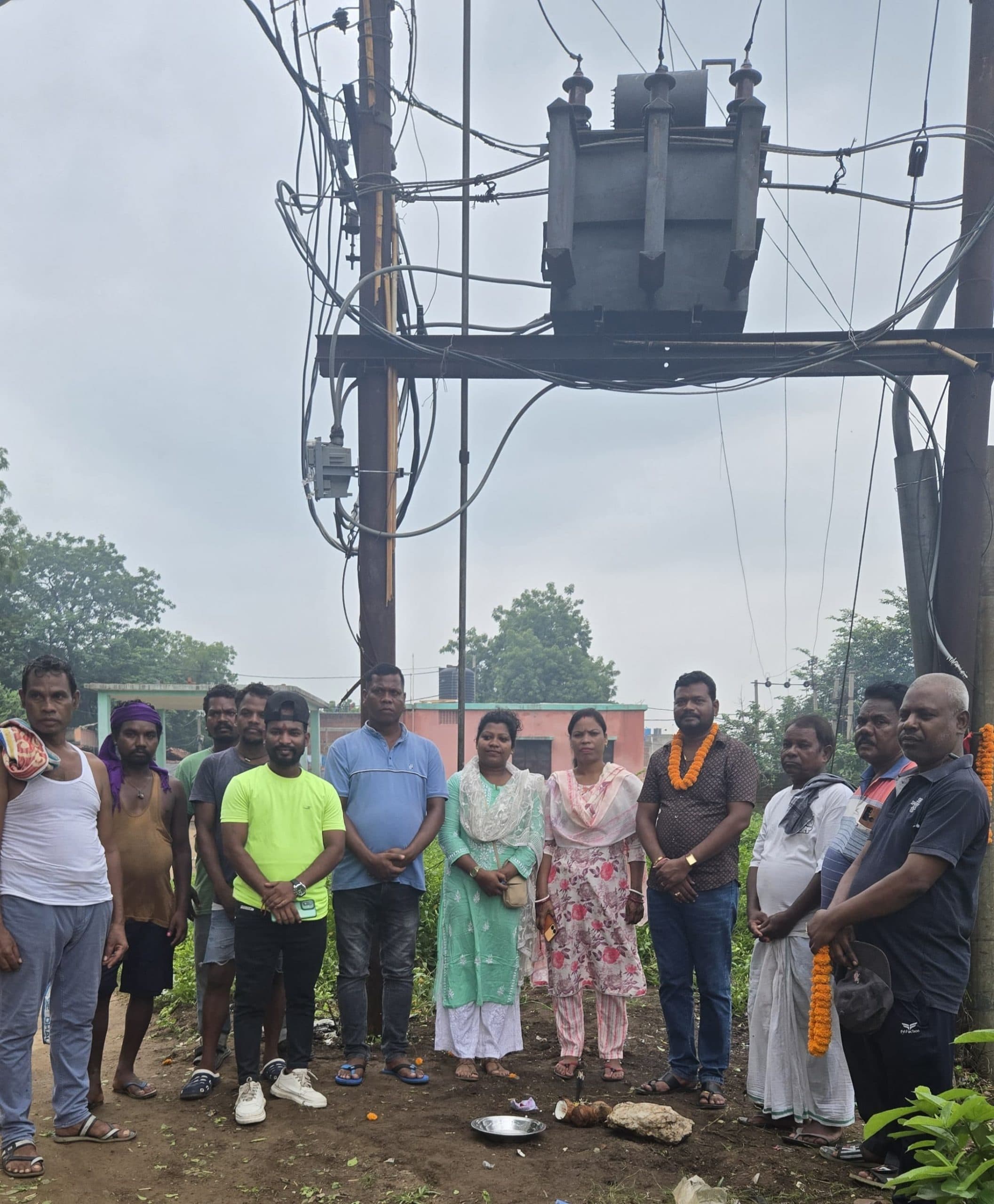 Jamshedpur News : सोमायझोपड़ी में लगा नया ट्रांसफॉर्मर, लोगों ने ली राहत की सांस