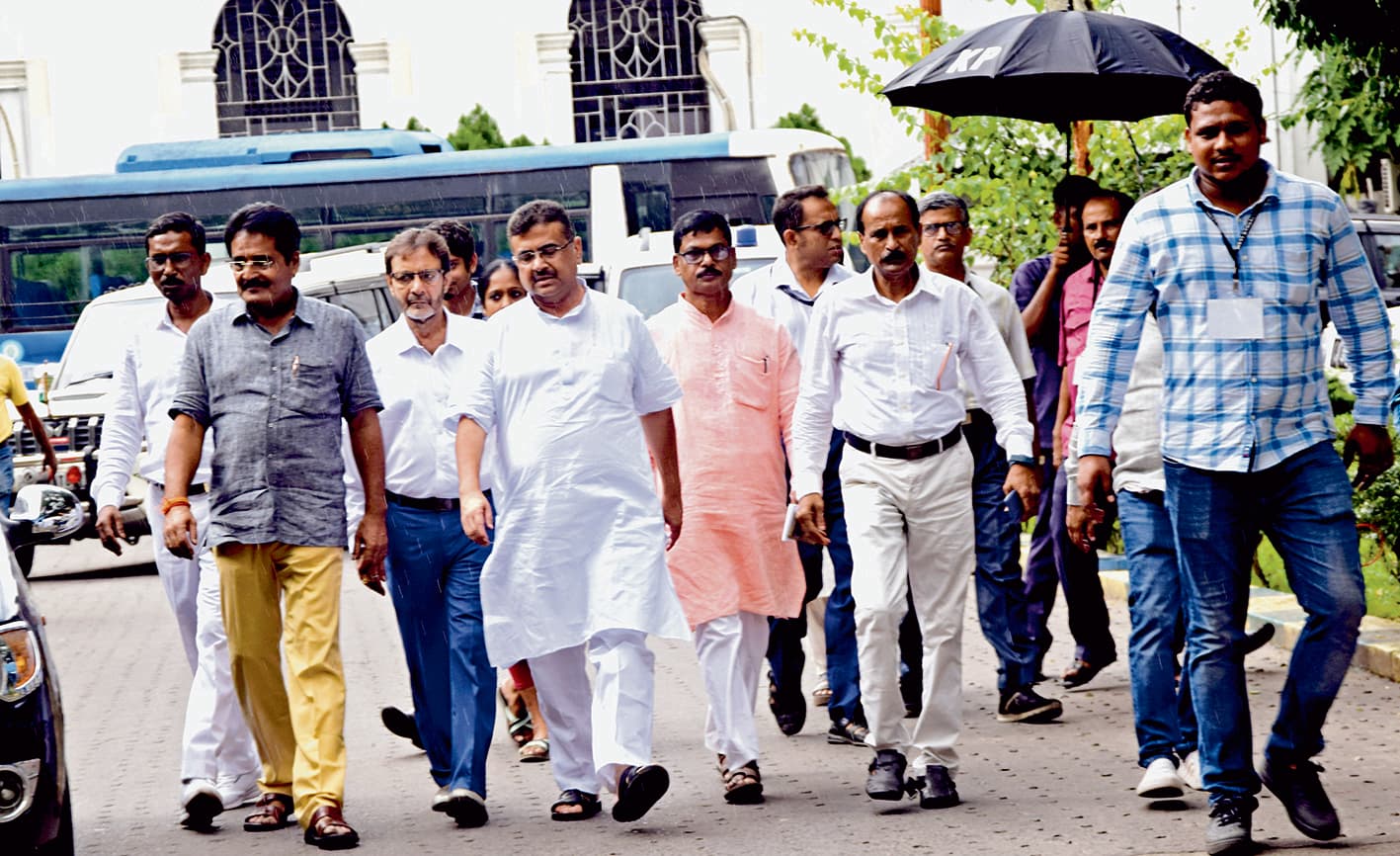 विस में भारी हंगामा, चार भाजपा विधायक निलंबित, सुरक्षाकर्मियों से हाथापाई