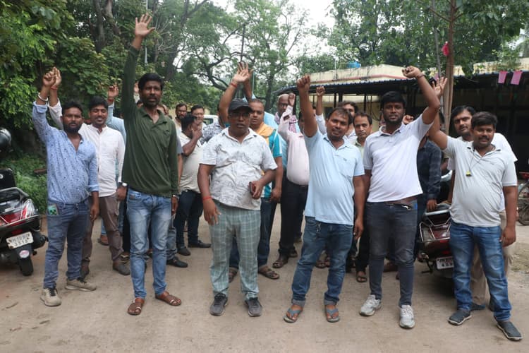 Dhanbad News: आइडी बंद होने से नाराज ऊर्जा मित्रों ने किया हंगामा