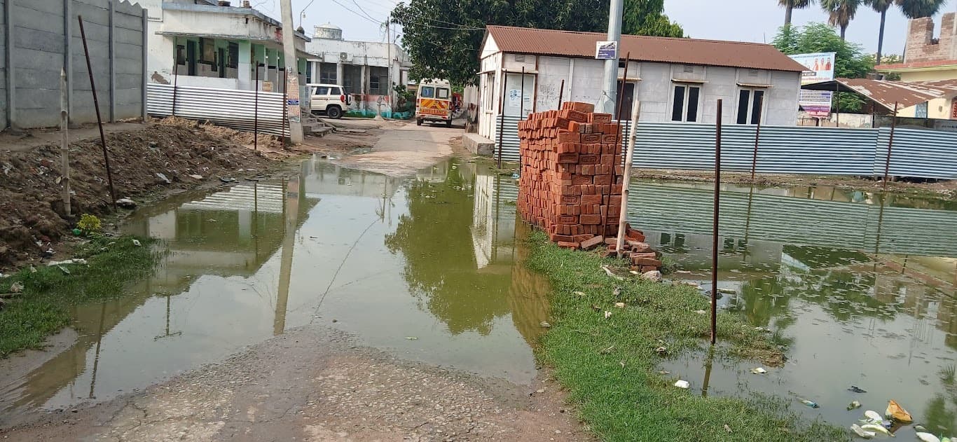 गोह सीएचसी परिसर में जलजमाव, चिकित्सक-मरीज सब परेशान
