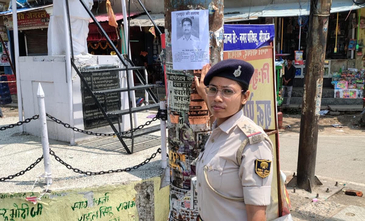 गुमशुदा की तलाश में मीरगंज पुलिस ने चिपकाया इश्तेहार