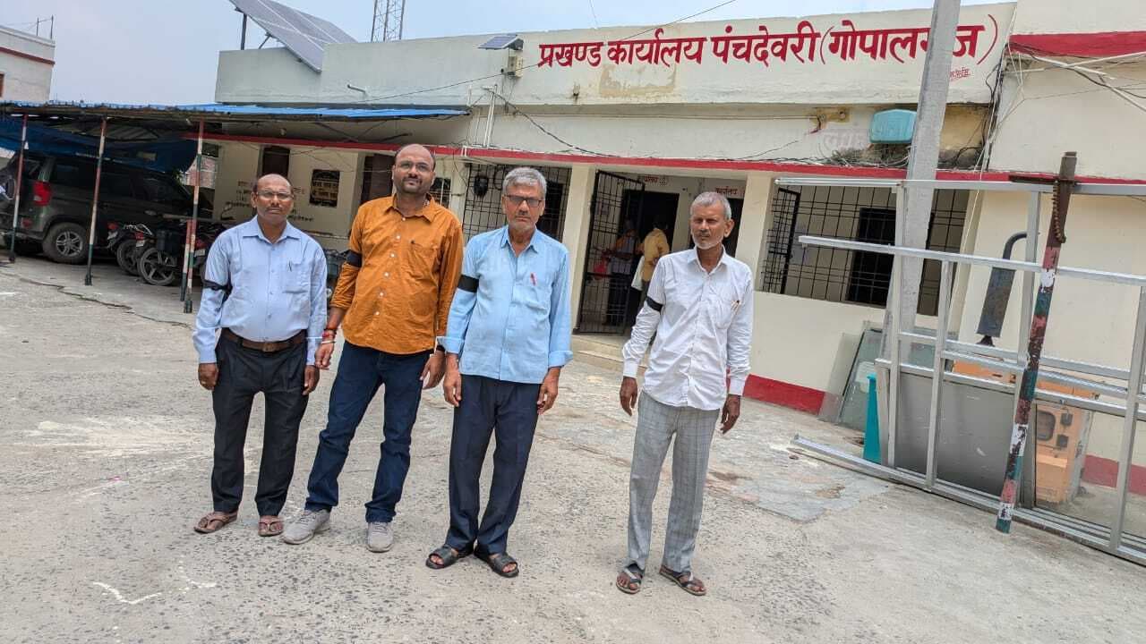 नौ सूत्री मांगों को लेकर लिपिक संवर्ग के कर्मियों ने उठायी आवाज, काला बिल्ला लगाकर किया कार्य, सरकार के प्रति जताया विरोध