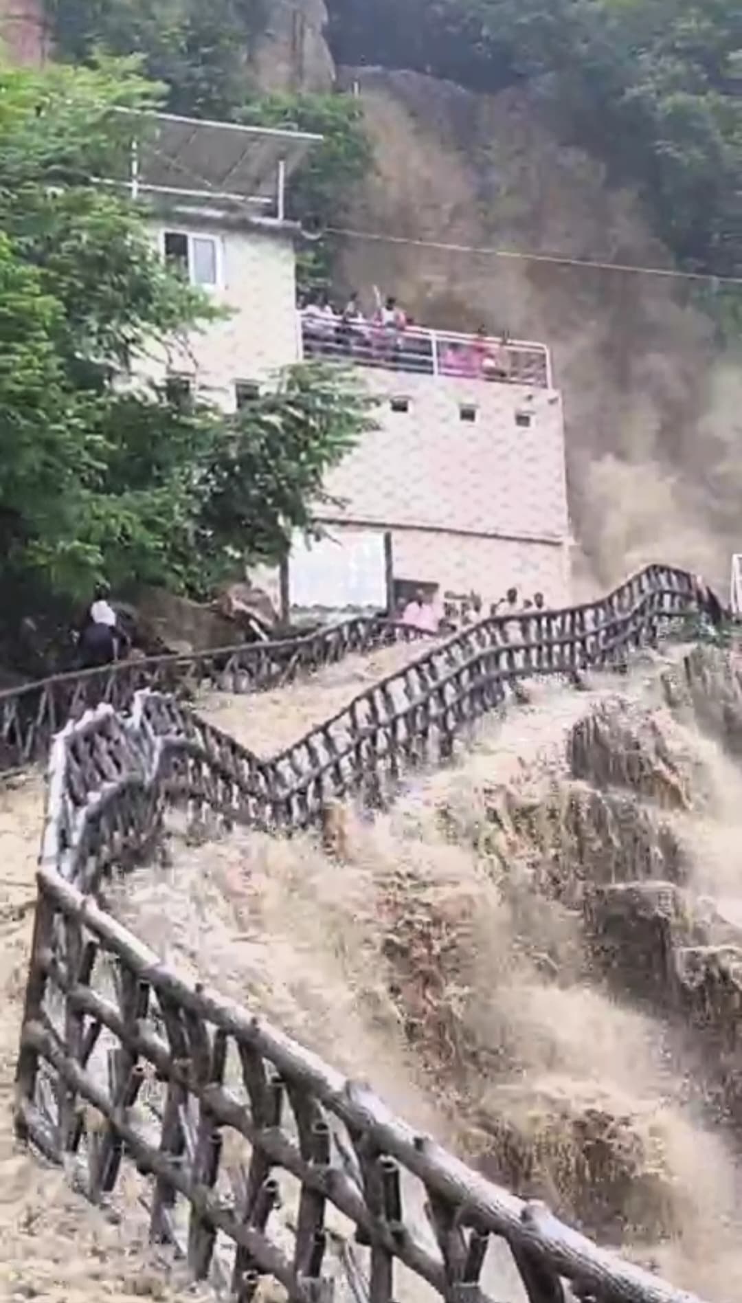 चार घंटे तक फंसे रहे 300 पर्यटक