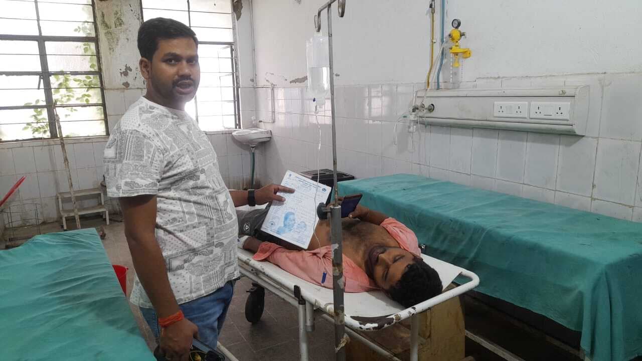 चालक को कुचल कर भाग रहा हाइवा की ट्रक से भीषण टक्कर