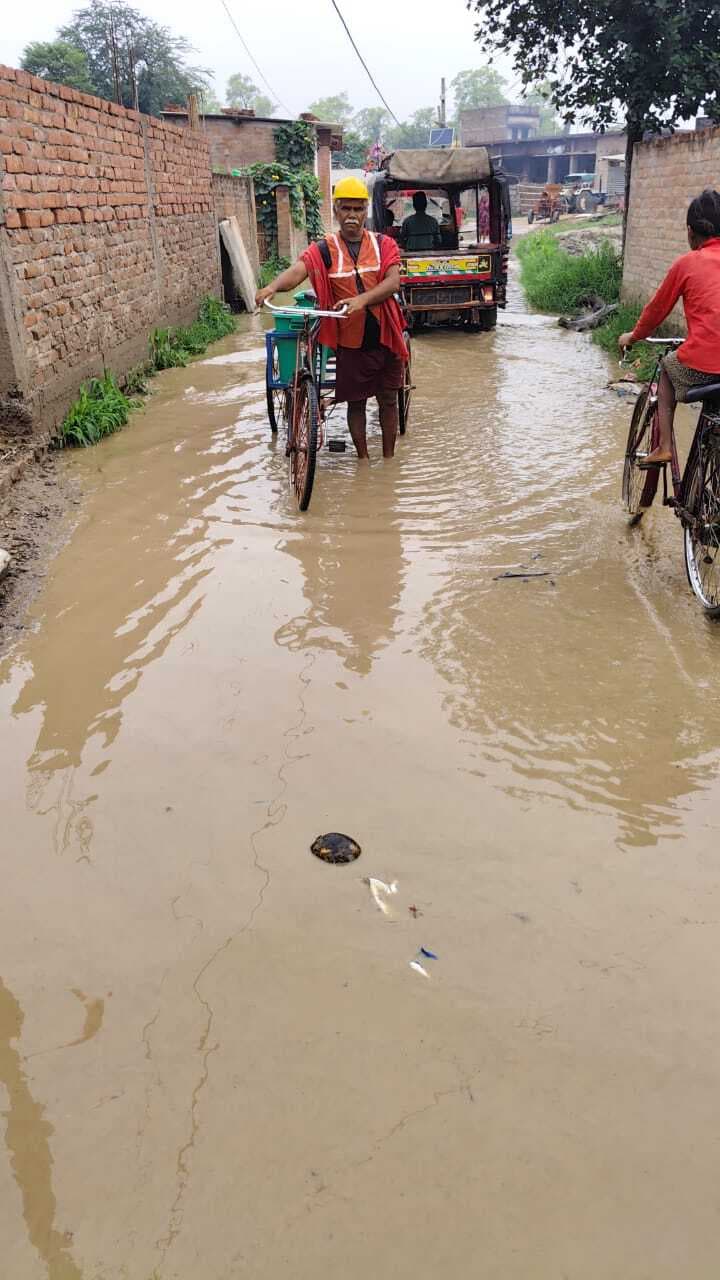 Samastipur News:हल्की बारिश में ही कई सड़कों पर हुआ जलजमाव