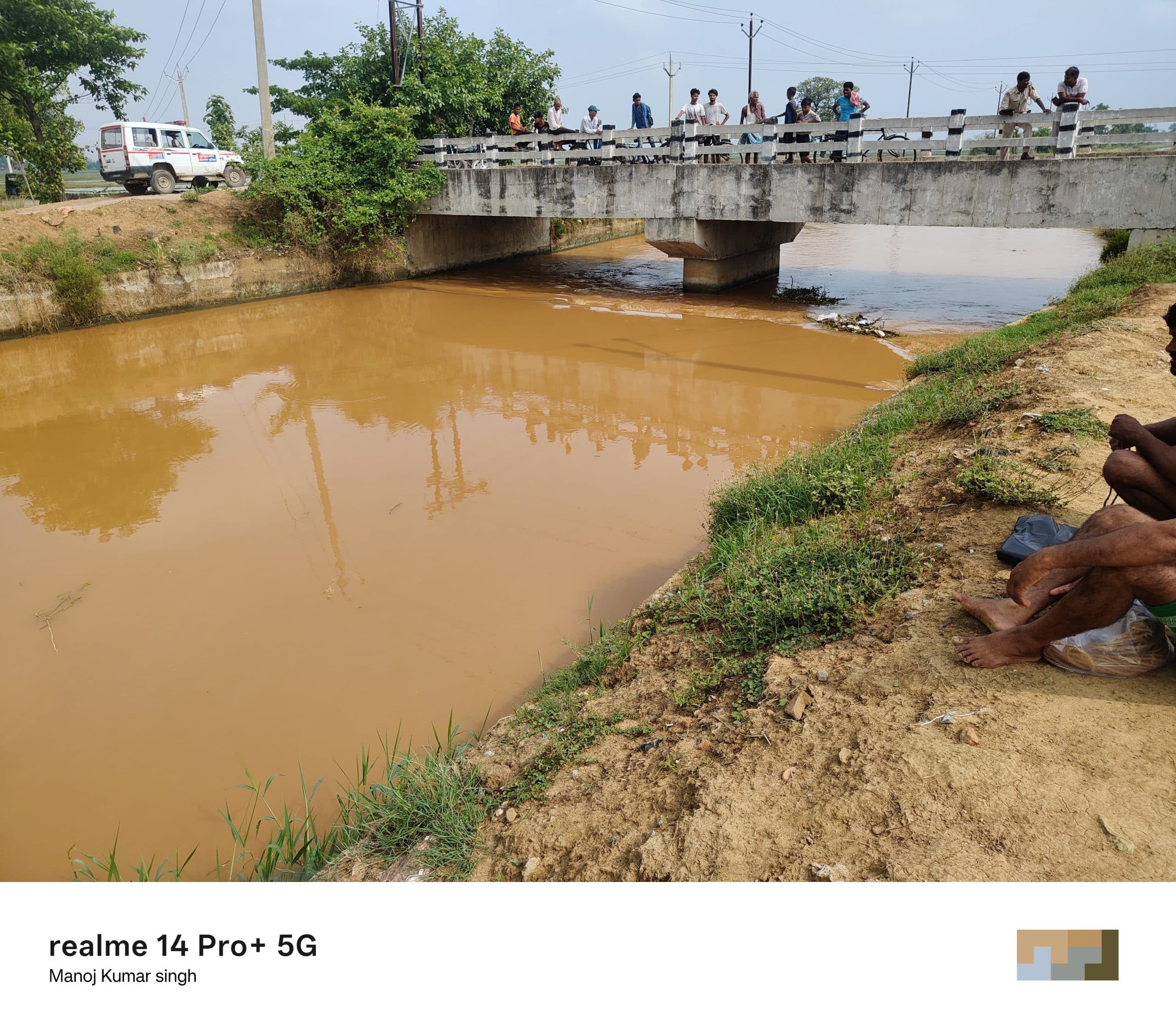 नोनहर पुल में फंसा मिला अज्ञात युवक का शव