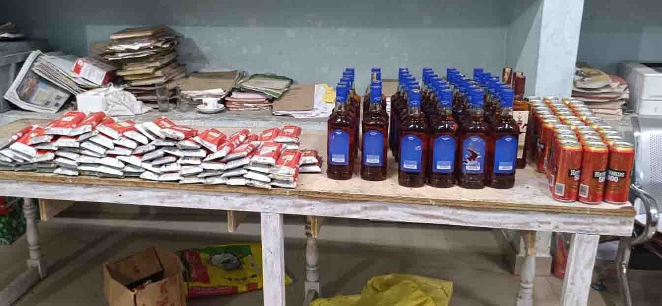 ऑटो से 64 लीटर विदेशी शराब जब्त, तस्कर फरार