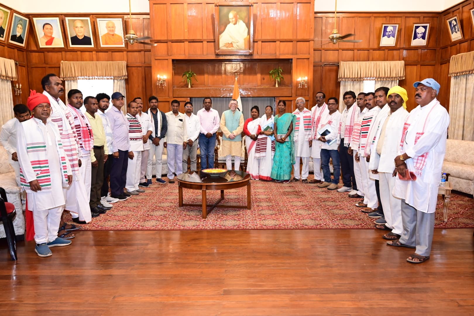 Political news : राज्यपाल से पेसा नियमावली लागू कराने का किया आग्रह