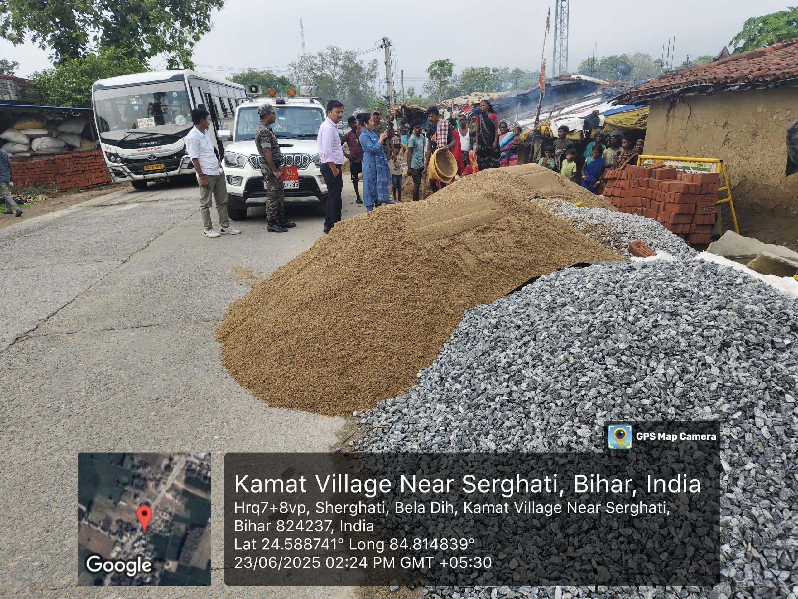 सड़क अतिक्रमित कर निर्माण सामग्री रखनेवालों को नोटिस