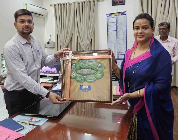 डिप्टी मेयर ने डीएम को प्रतीक चिह्न भेंट कर किया स्वागत