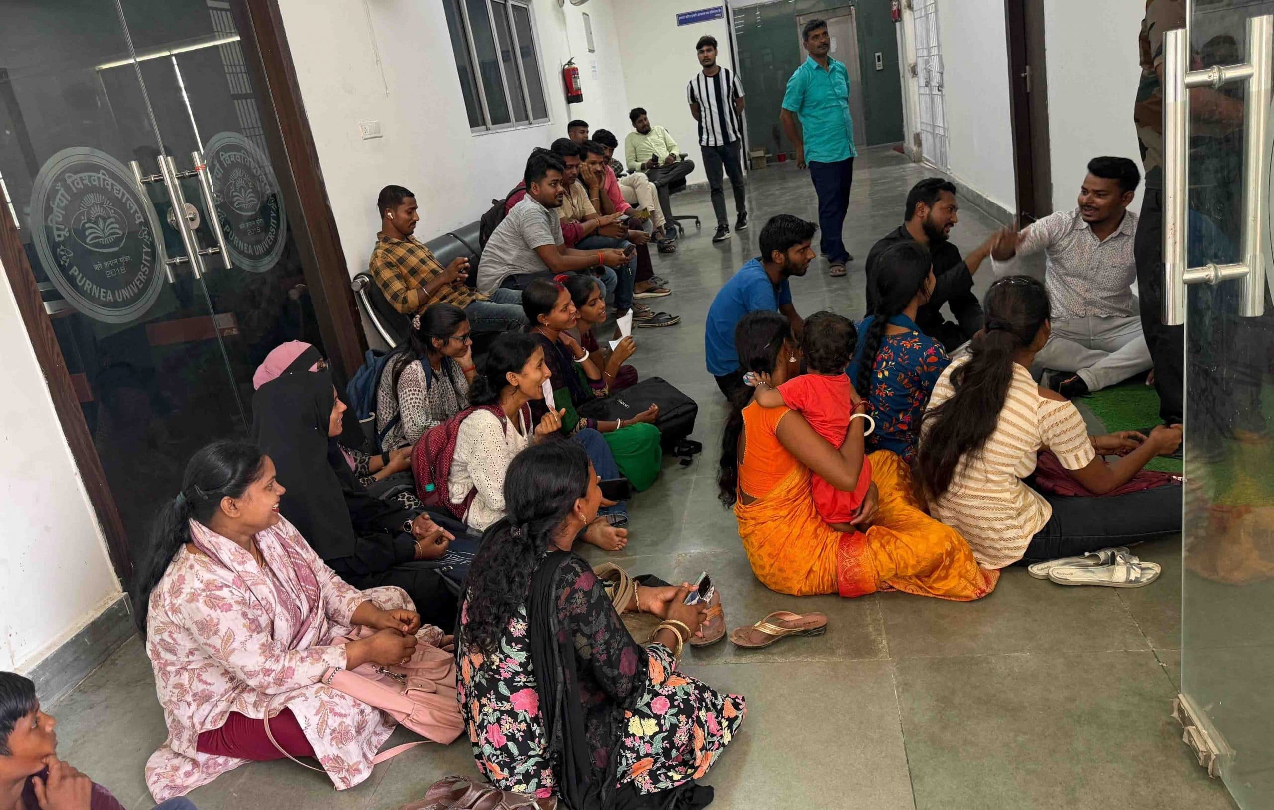 आंतरिक परीक्षा में फेल छात्राओं ने पूर्णिया विवि में दिया धरना