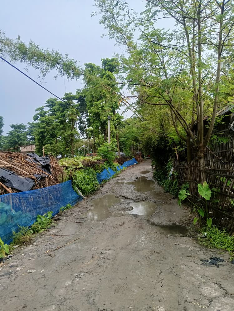 रैयांपुर सड़क जर्जर, लोगों की बढ़ी परेशानी