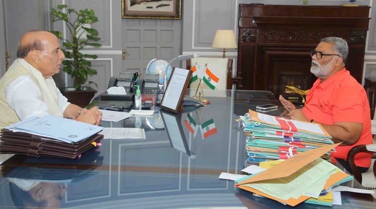 रक्षा मंत्री राजनाथ सिंह से मिले पप्पू यादव, पूर्णिया में सैनिक स्कूल व रिक्रूटमेंट बोर्ड खोलने का किया आग्रह