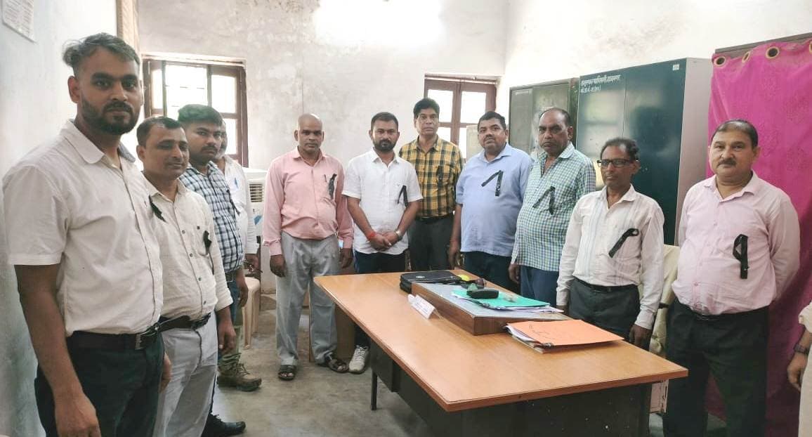 काला बिल्ला लगाकर अनुमंडल कार्यालय में कर्मचारियों ने किया काम