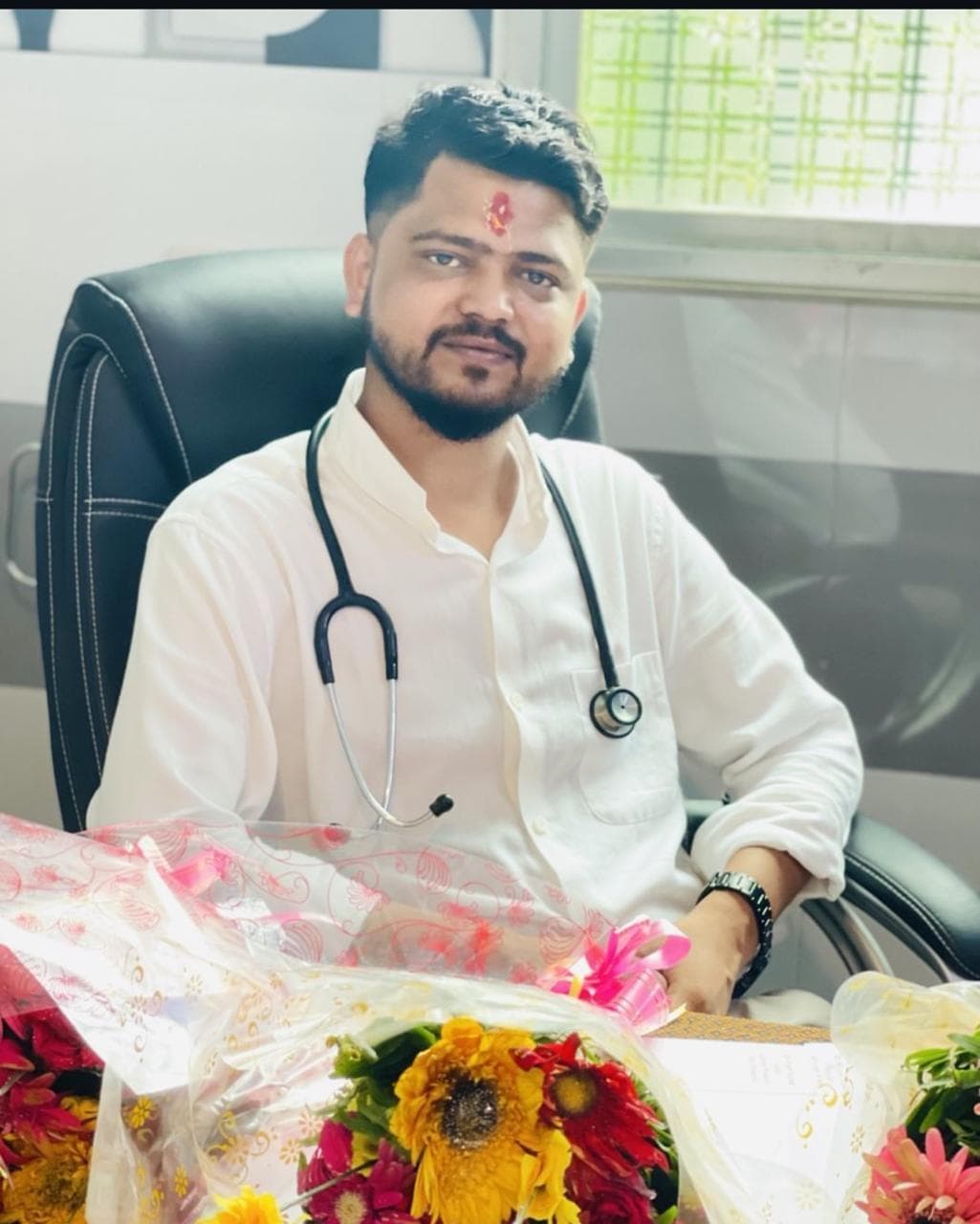 राज्य में सर्वाधिक मरीजों की सेवा करने पर डॉक्टर संतोष कुमार को मिला प्रशंसा पत्र, स्वास्थ्य मंत्री ने सदर अस्पताल के चिकित्सक को किया सम्मानित