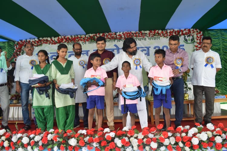 जिलावासी पर्यावरण संरक्षण के लिए ज्यादा से ज्यादा लगाएं पौधे : विजय हांसदा