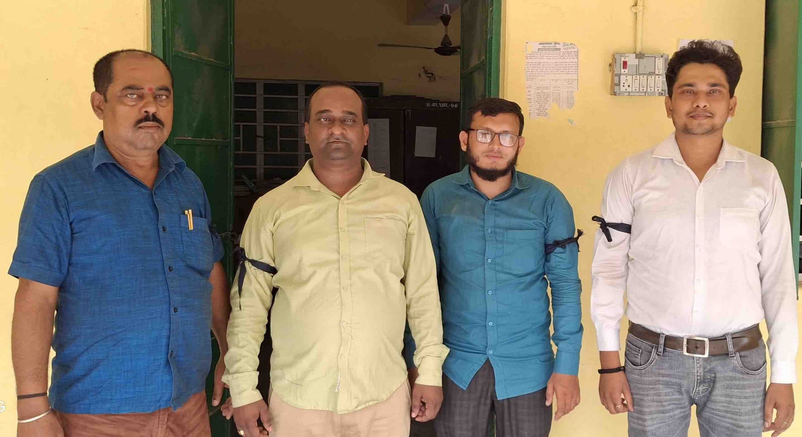 नौ सूत्री मांगों के समर्थन में लिपिकों ने लगाया काला बिल्ला