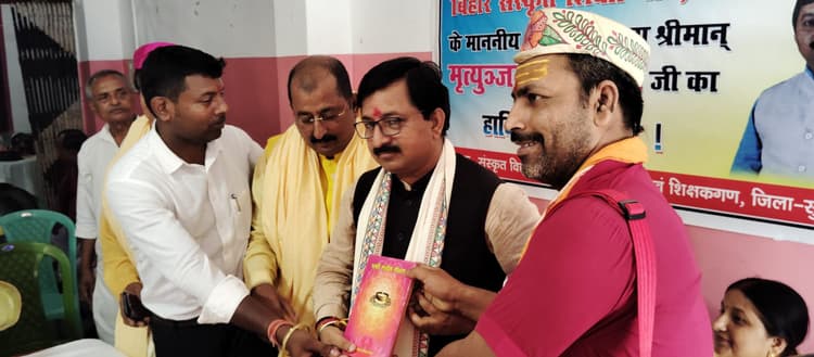 बिहार संस्कृत शिक्षा बोर्ड के अध्यक्ष का भव्य स्वागत, धर्मो रक्षति रक्षितः'''' ग्रंथ किया गया भेंट