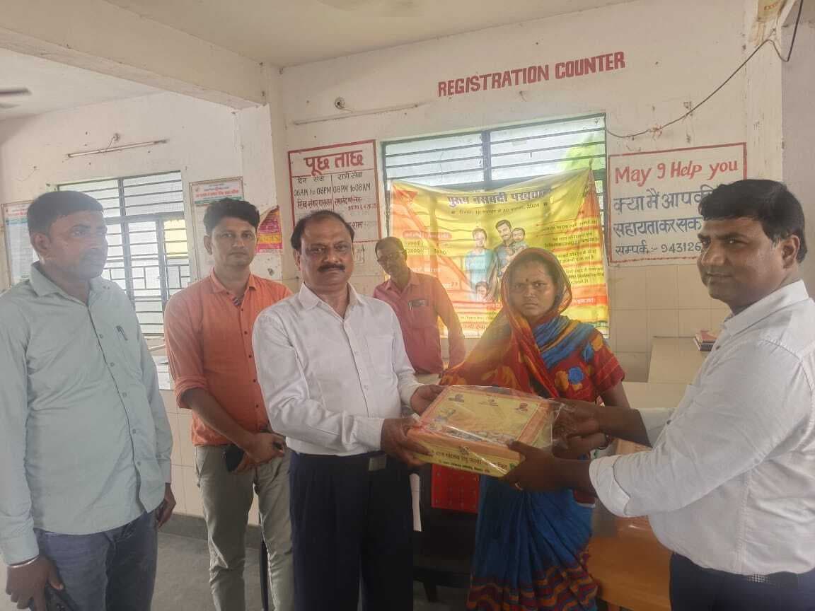 गर्भवती महिला को मिला जच्चा-बच्चा किट