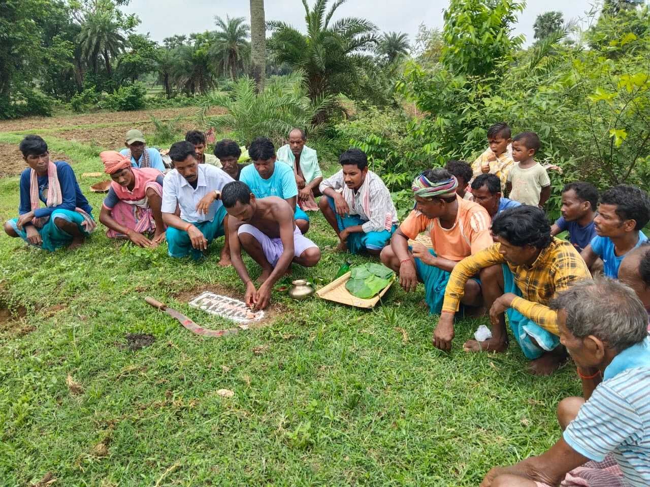 आदिवासी समुदाय ने की एरोक पूजा, फसल की रक्षा के लिए की प्रार्थना