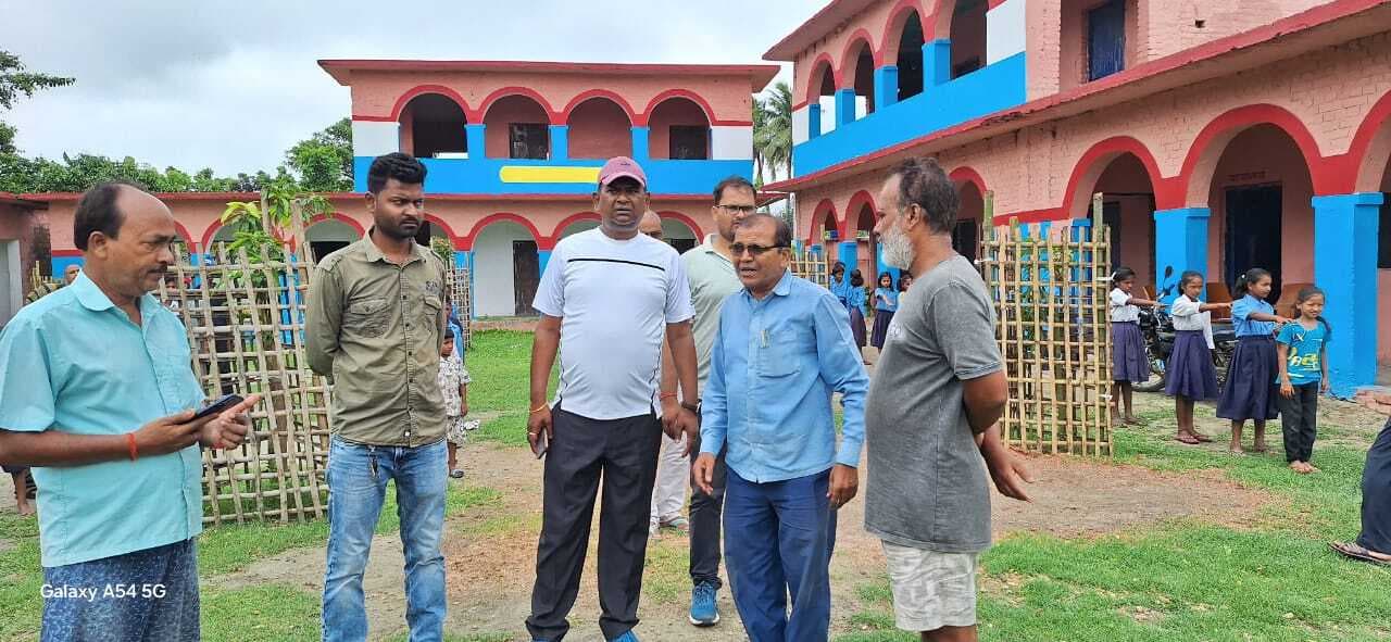 उमावि के वर्ग कक्ष को अतिक्रमण मुक्त कराने का बीडीओ ने दिया आदेश